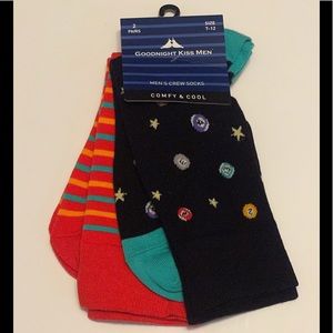 2 pairs of crew socks 🧦